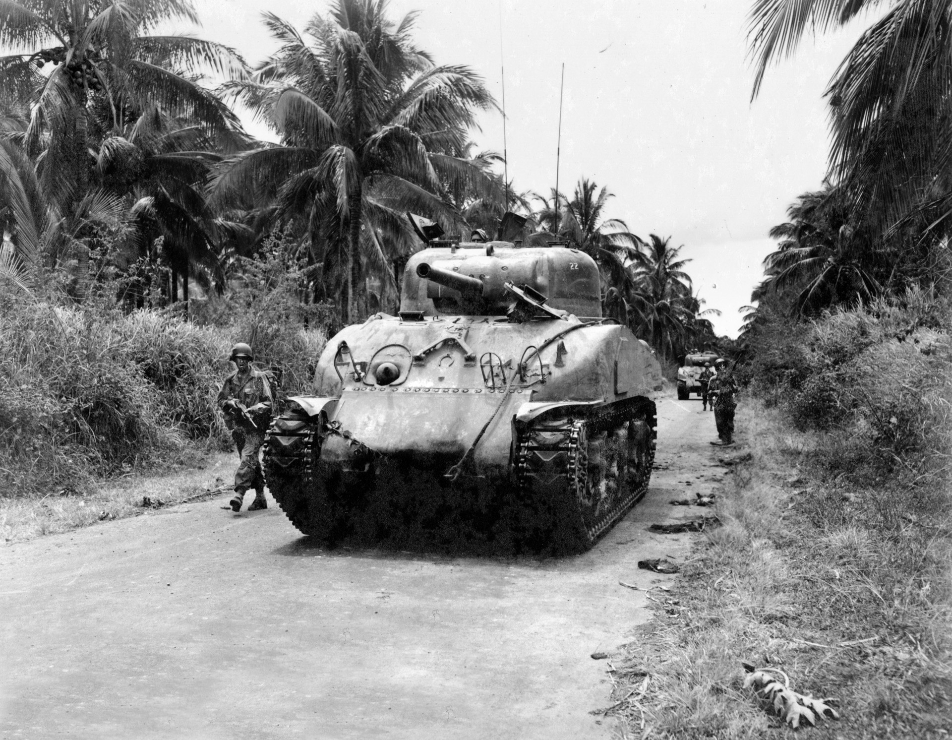 An American Sherman tank approaches the outskirts of Manila in February 1945. Overcoming Japanese resistance on the way, the American tanks and accompanying infantrymen coordinated their advance to fully utilize combined-arms fighting techniques. 