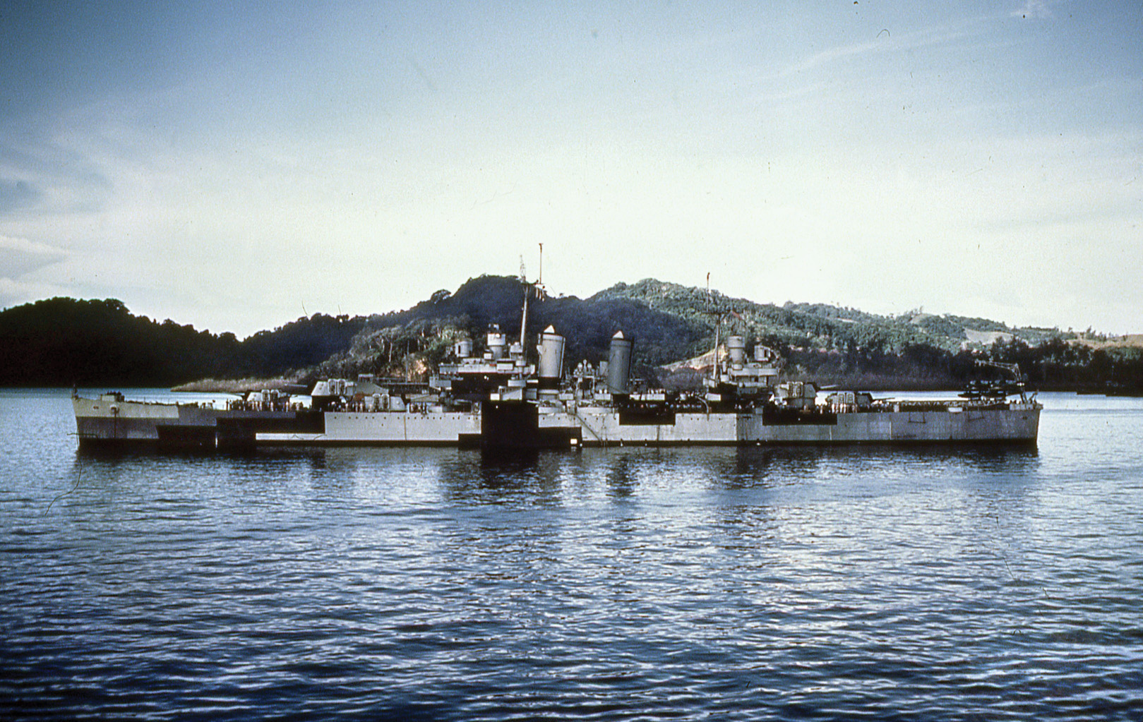 The USS St. Louis was painted in Measure 32 camouflage. 