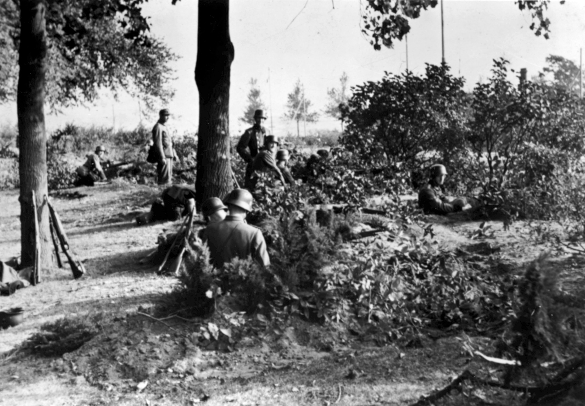 Paratroopers of the 1st Airborne Division ran headlong into several units, such as this SS police unit on the outskirts of the city, undergoing training. These small units stubbornly stood their ground and contested the British advance. 
