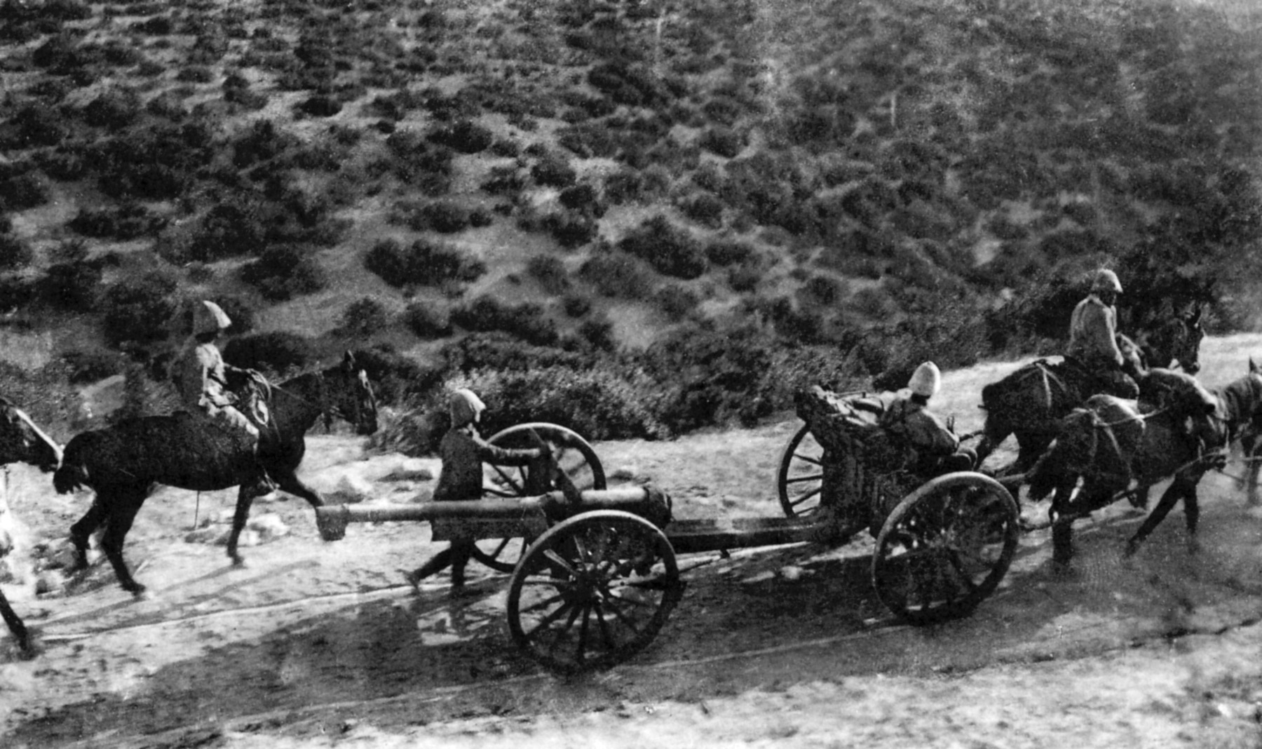 French troops haul 75mm artillery through the rugged Moroccan terrain. The gun’s hydropneumatic recoil mechanism meant the gun remained in place after firing, without the need for resighting.