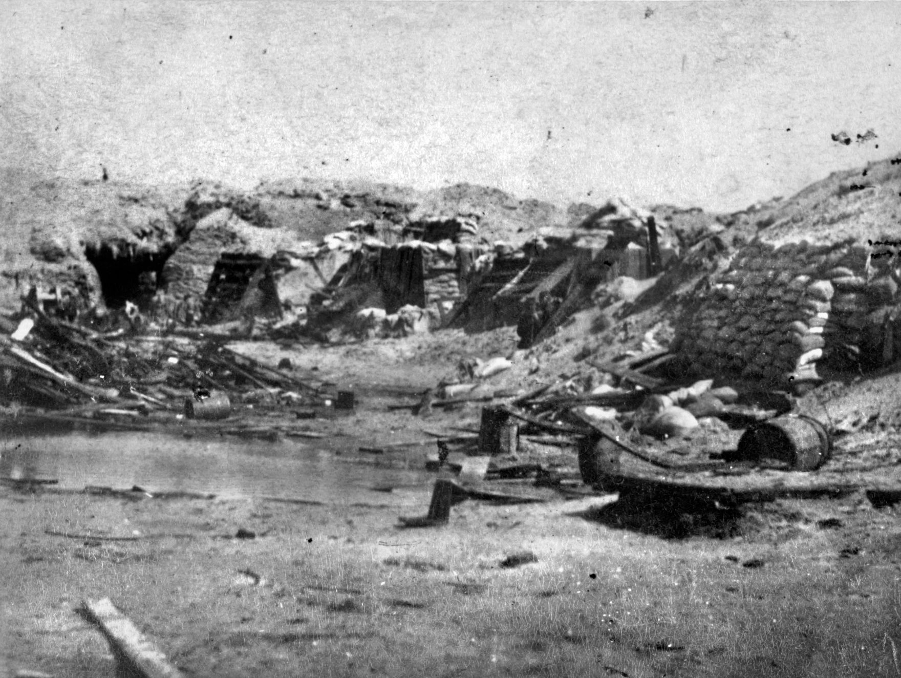 A period photograph shows the Confederate fortifications at Fort Wagner. The Confederates ultimately abandoned the fort in September 1863 after continued pressure from Union forces.