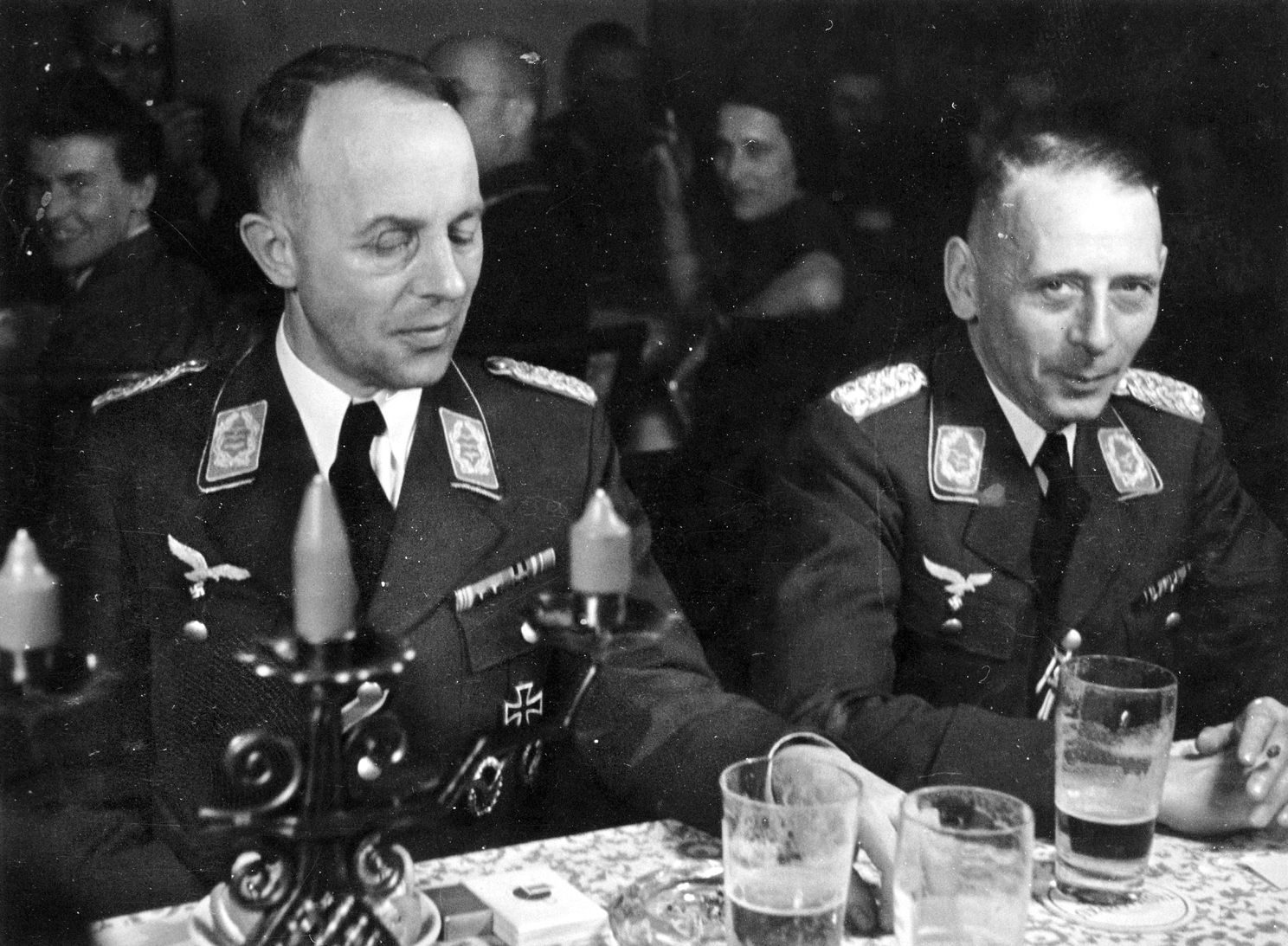 Сс и сд. Хьюго босс униформа СС. Хьюго-босс черная форма СС. Allgemeine SS барикадируются. A man sitting in Black SS uniform.