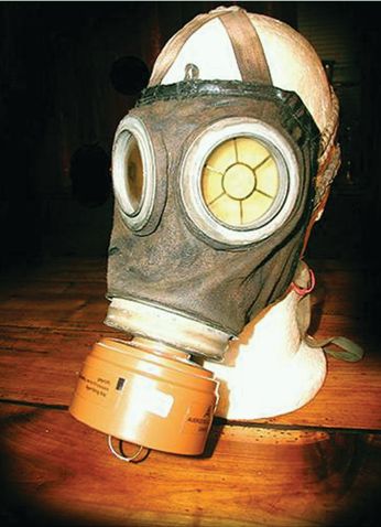 The main German gas mask of World War I featured a rubberized fabric mask with eye pieces and a separate cylindrical screw-fit filter.