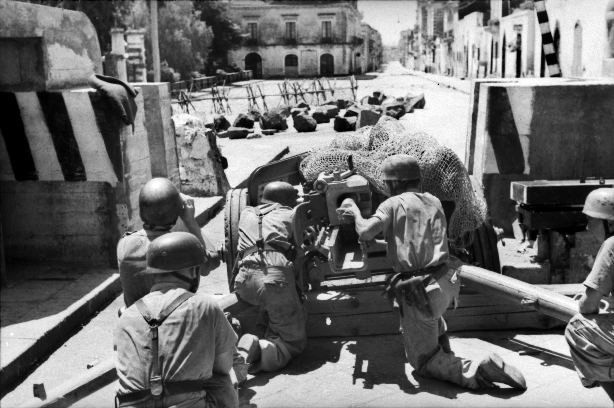 Preparing to stop any Allied advance on the outskirts of Messina, Fallschirmjägers of the 1st Parachute Division set up a 7.5cm PAK 40 anti-tank gun at a road block.