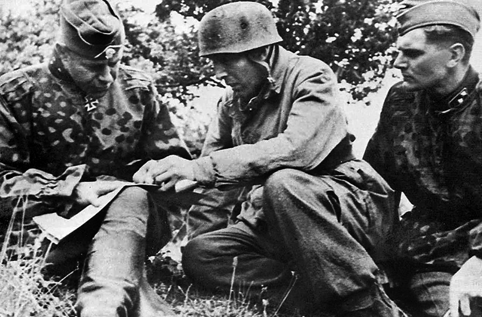 Werner Ostendorff (left), commander of the 17th SS Panzergrenadier Division, confers with Major Friedrich August Freiherr von der Heydte, the 506th PIR’s main opponent in Normandy. Paratrooper Art DiMarzio, 101st Airborne, recognized that these German troops were aggressive and not to be underestimated.