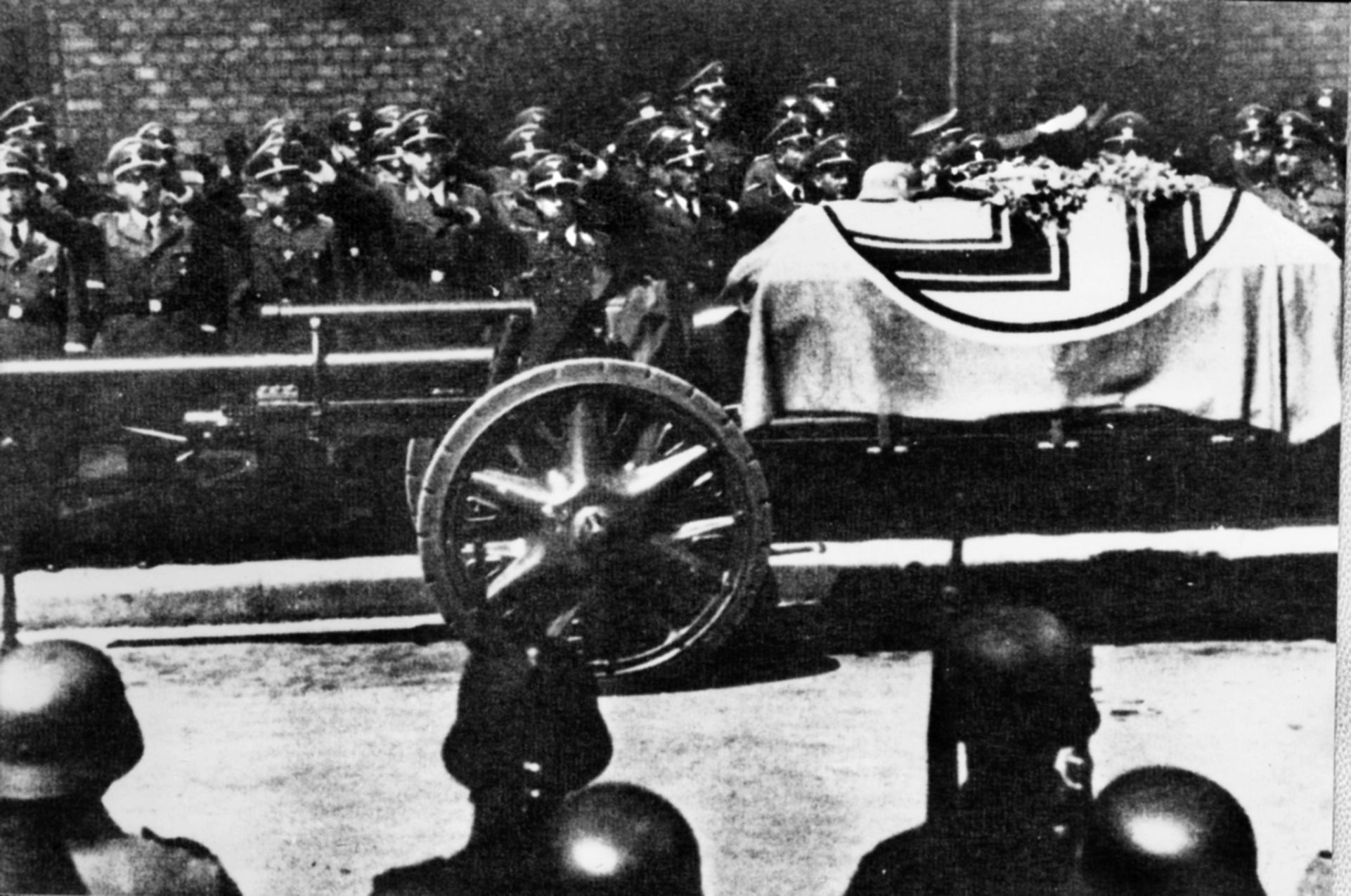 In June 1942, the dead Heydrich was given an elaborate state funeral in the Mosaic Hall of the New German Reich Chancellery in Berlin. 