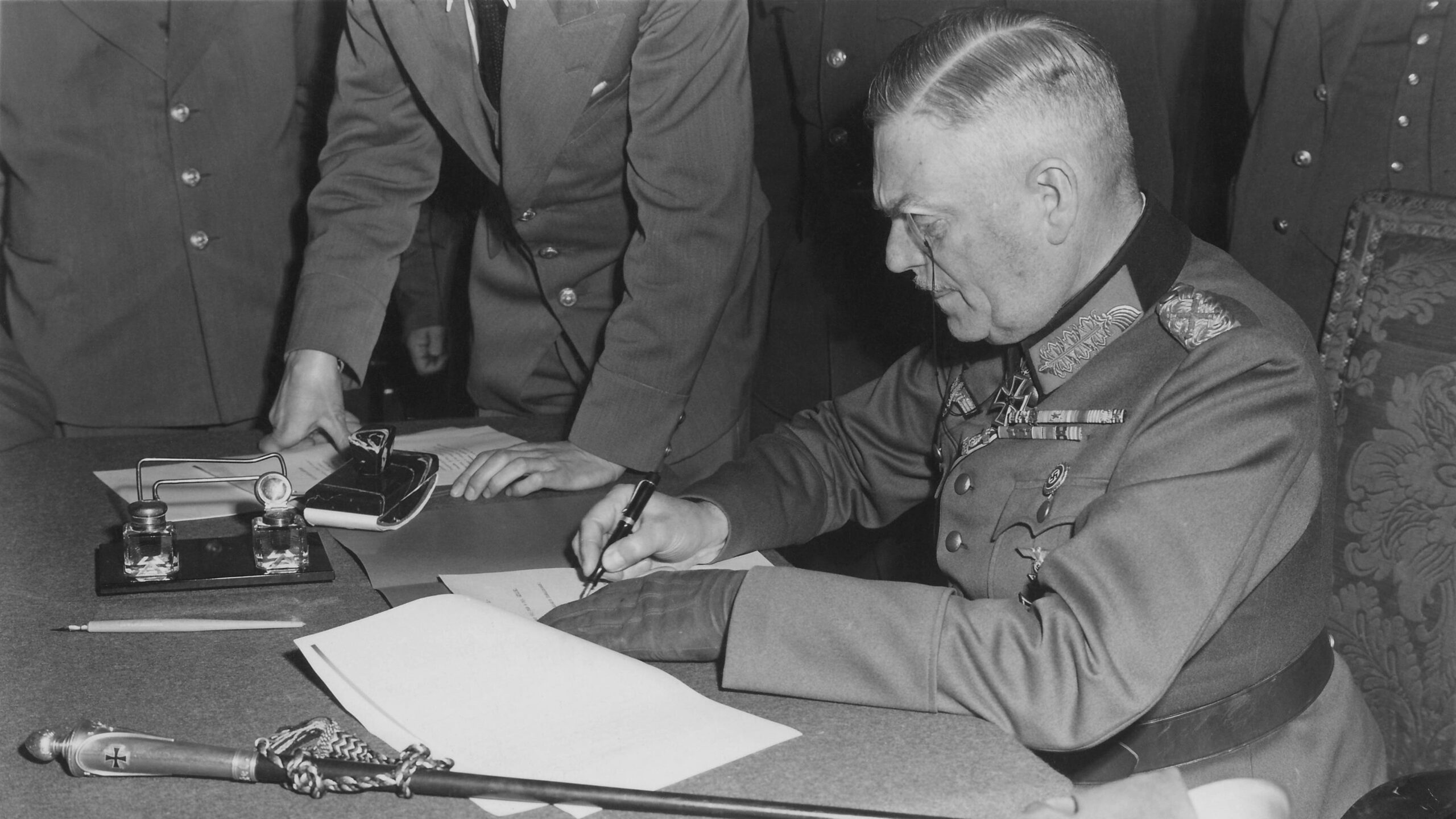 Какой немецкий военачальник капитулировал. Кейтель фельдмаршал капитуляция. Жуков подписание капитуляции Германии 1945.