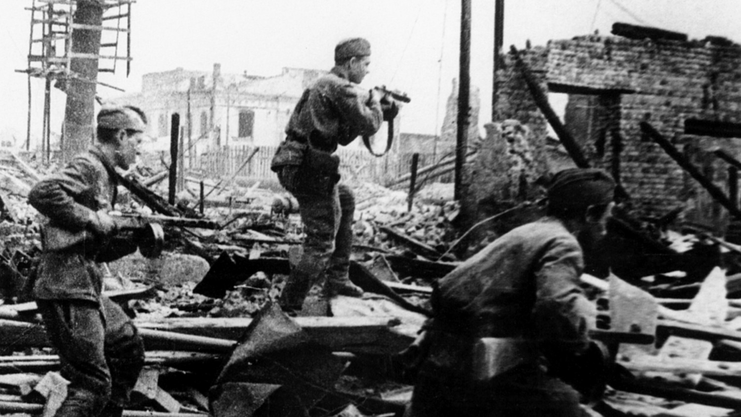 The Soviet Army defends Voronezh during a fresh German offensive. Once it fell, Stalin was convinced that the Germans would move south rather than advance toward Moscow. (National Archives)