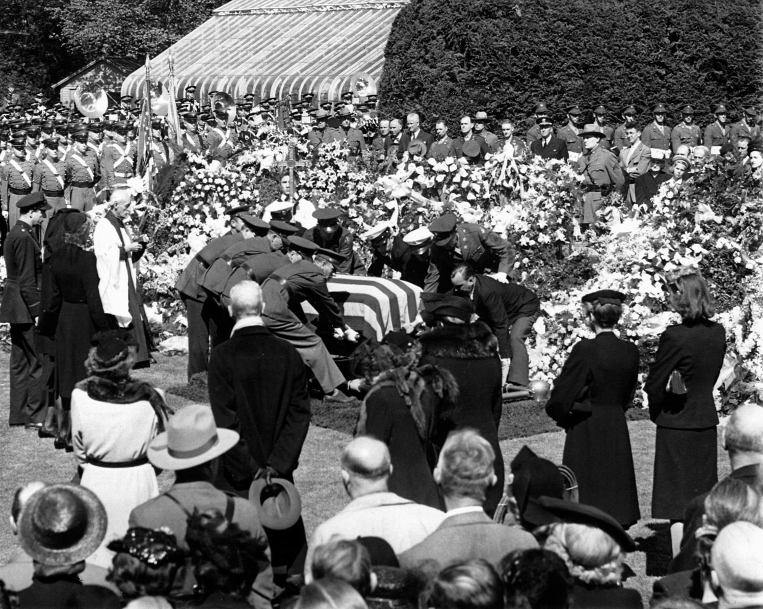 U.S. servicemen lower Roosevelt’s casket into the ground at Hyde Park, N.Y.
