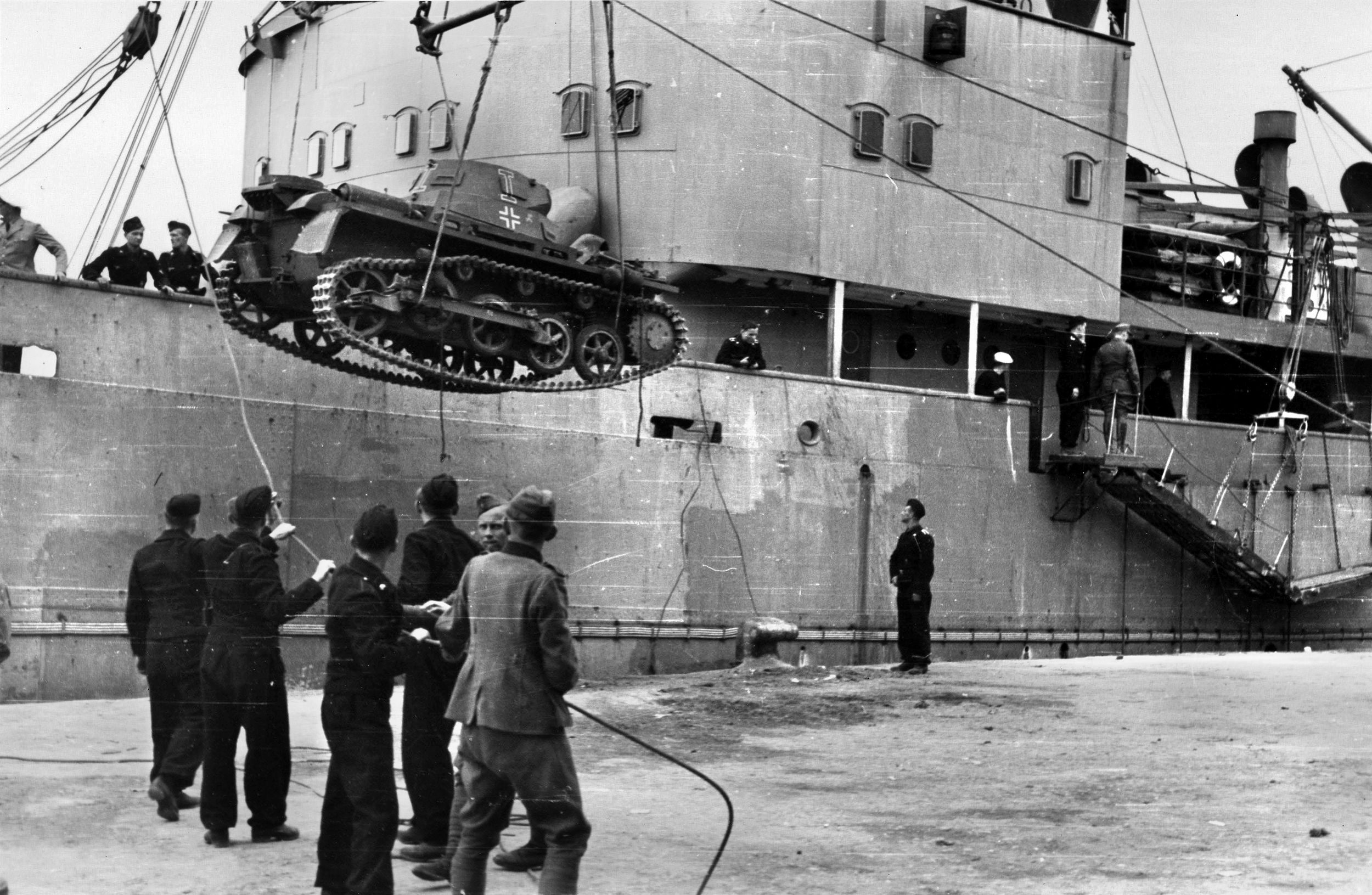 A German Pz.Kpfw I belonging to the 5th Light Division is unloaded in Tripoli Harbor in March 1941. By this time, Rommel’s Deutsche Afrika Corps (DAK) consisted of 37,000 Italian and 9,300 German troops and  he now had the support of Ju-87 Stuka dive bombers and Messerschmitt Me-110 fighters from the Luftwaffe’s X. Fliegerkorps (10th Air Corps) which had arrived from Europe.
