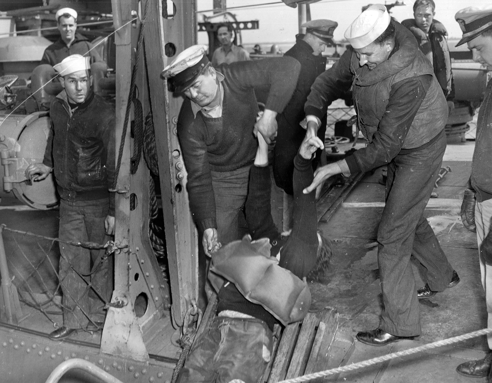 The body of a dead German sailor recovered after the sinking of U-85 is brought aboard the destroyer USS Roper. Bodies of the German dead were taken to the U.S. Navy base at Norfolk, Virginia, and later buried in Hampton National Cemetery. 