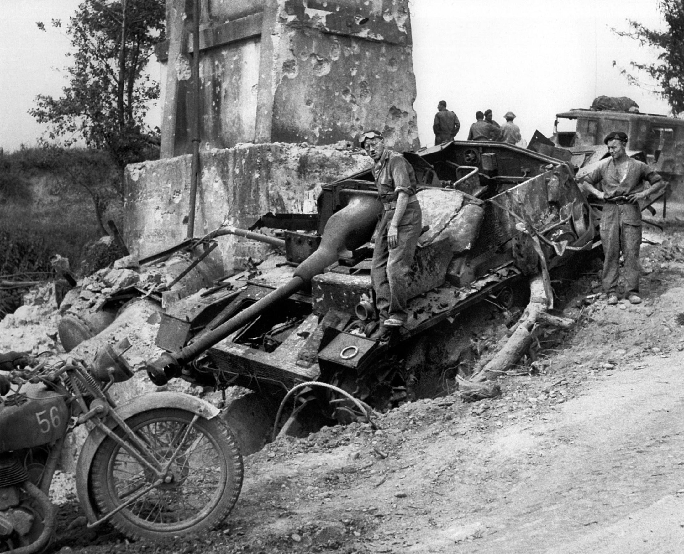 Canadian soldiers of the 48th Highland Division knocked out this German self-propelled assault gun during heavy fighting at the Hitler Line. The armored vehicle belonging to the 90th Panzergrenadier Division was knocked out during the night of May 17-18, 1944. 