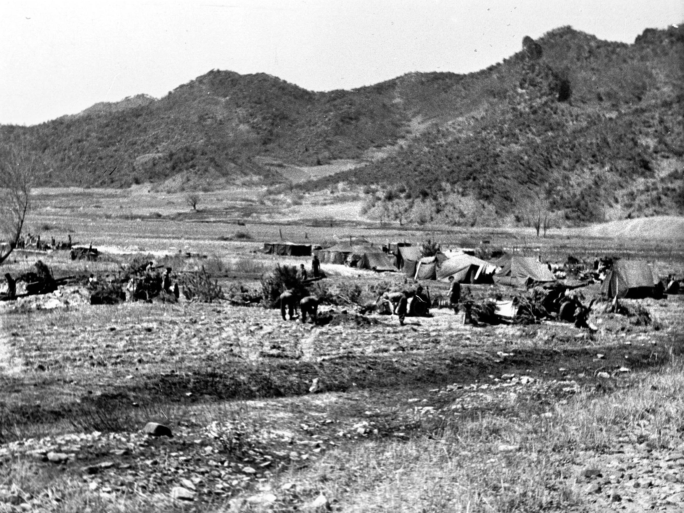 The guns of 116 Battalion, 45th Field Regiment Royal Artillery in St. George’s Valley. The 5th Battalion, Northumberland Fusiliers are on the hills behind the guns. The Gloucestershire Regiment was about three-quarters of a mile beyond the hills.