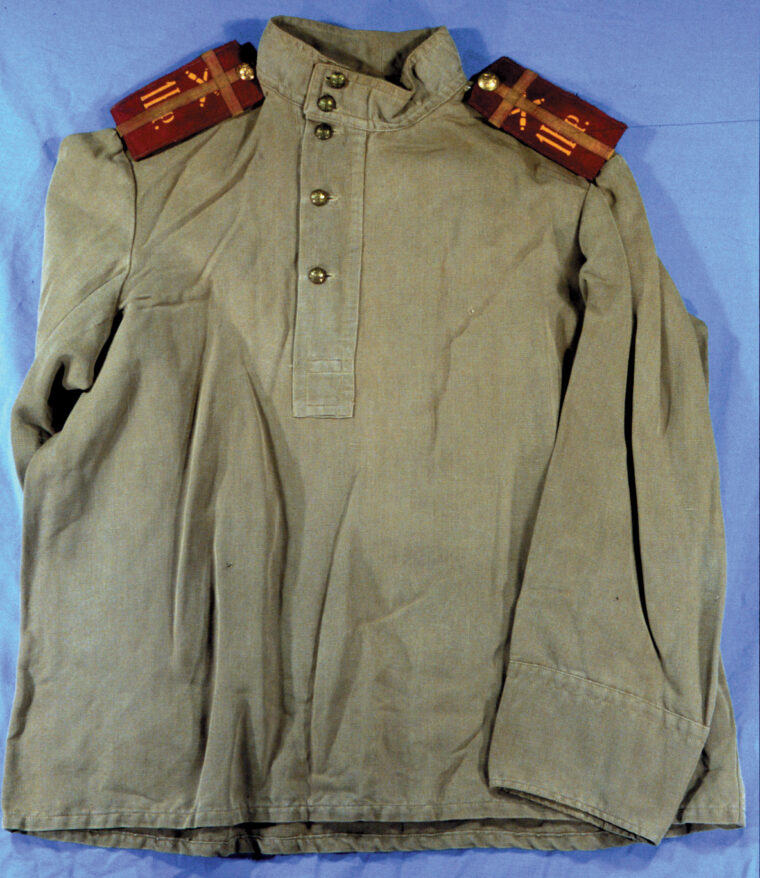 An Imperial Russian enlisted rank’s summer gimnastorka. BELOW: An enlisted rank’s summer field cap with cockade in national colors.