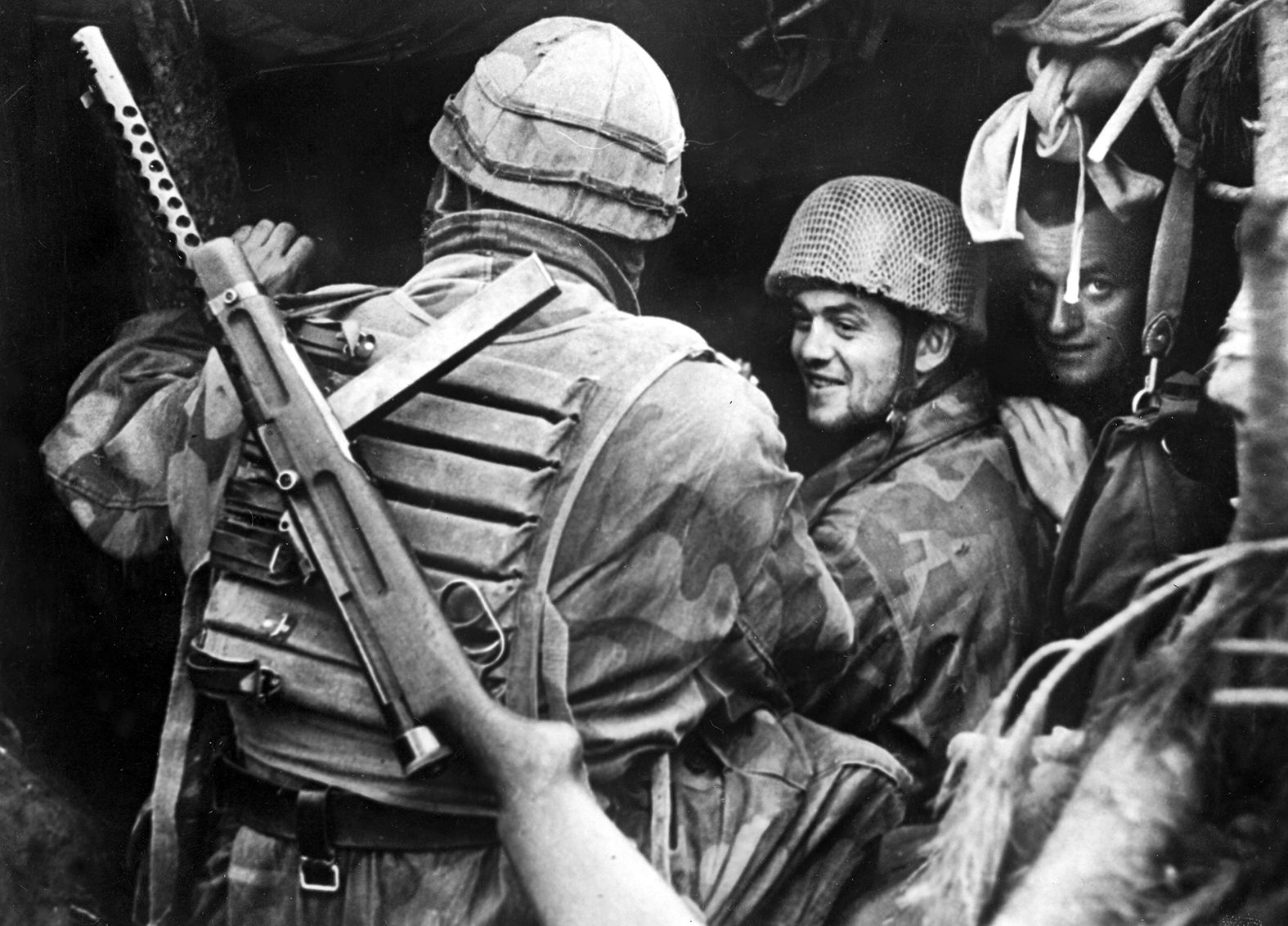 An Italian fascist paratrooper, his Baretta MAB 38 submachine gun slung over his shoulder, talks with a German fallschirmjager during the fighting at the Gothic Line in northern Italy. These Axis troops faced the attacks of the Polish elements of the British Eighth Army. 