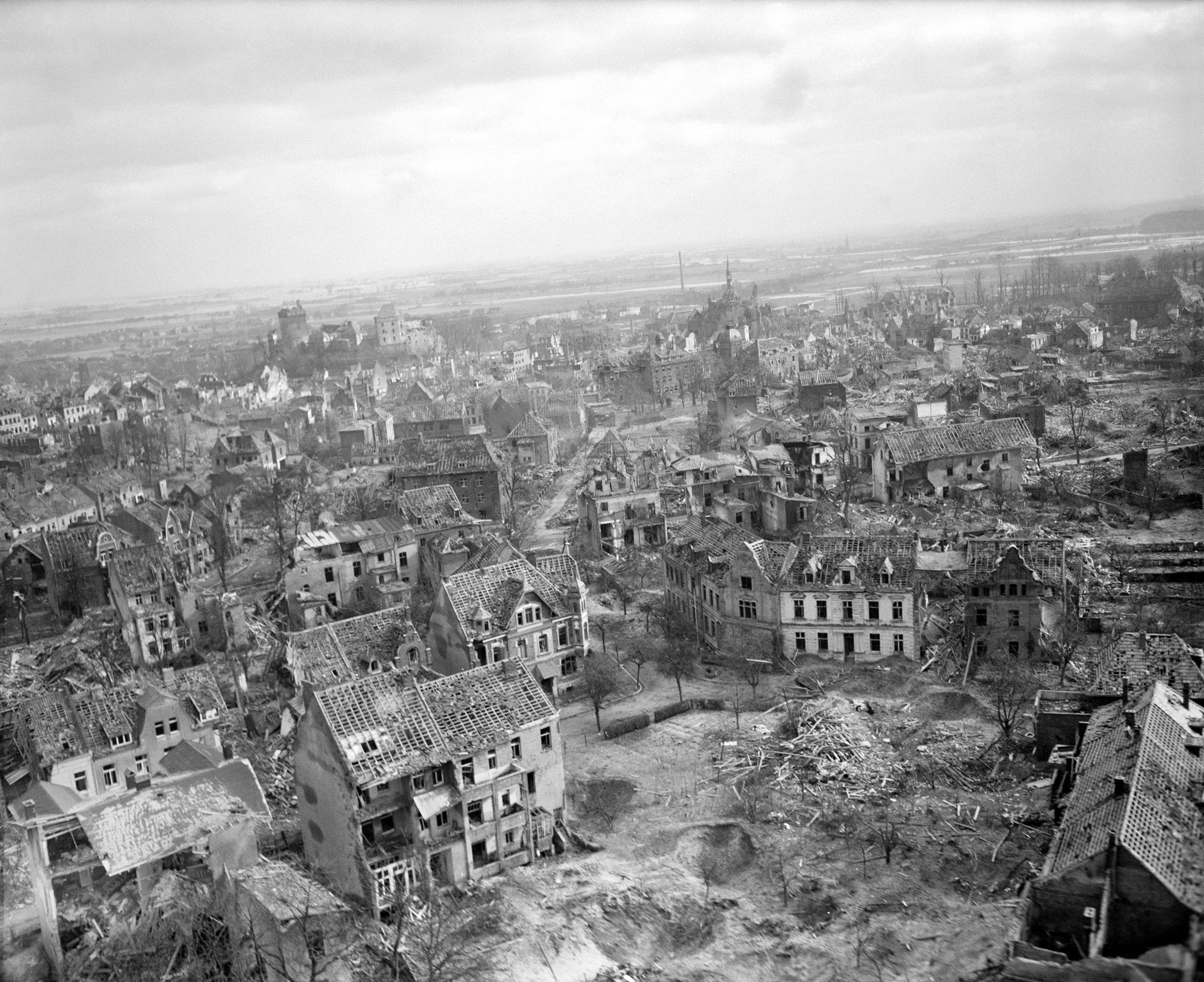 On the night of February 7-8, 1945, RAF Bomber Command sent 1,200 heavy and medium bombers over the Rhineland to kick off Operation Veritable. The heavy bombers concentrated on reducing the towns of Kleve and Goch to rubble, while the medium bombers pummeled smaller towns such as Kalcar, Udem, and Weeze. At 5:30 a.m. the next day, General Harry Crerar’s First Canadian Army unleashed a devastating artillery barrage on the German positions.