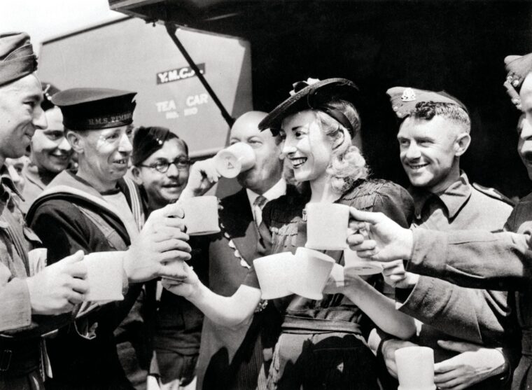 Vera Lynn serves tea to servicemen in London’s Trafalgar Square in 1942.