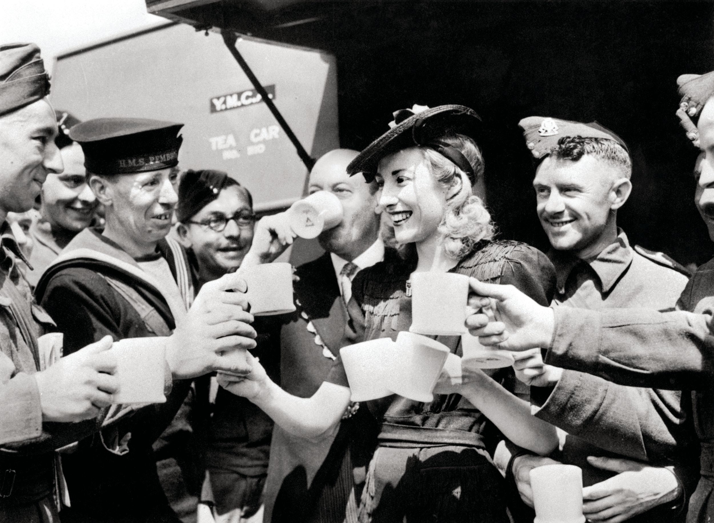 Vera Lynn serves tea to servicemen in London’s Trafalgar Square in 1942.
