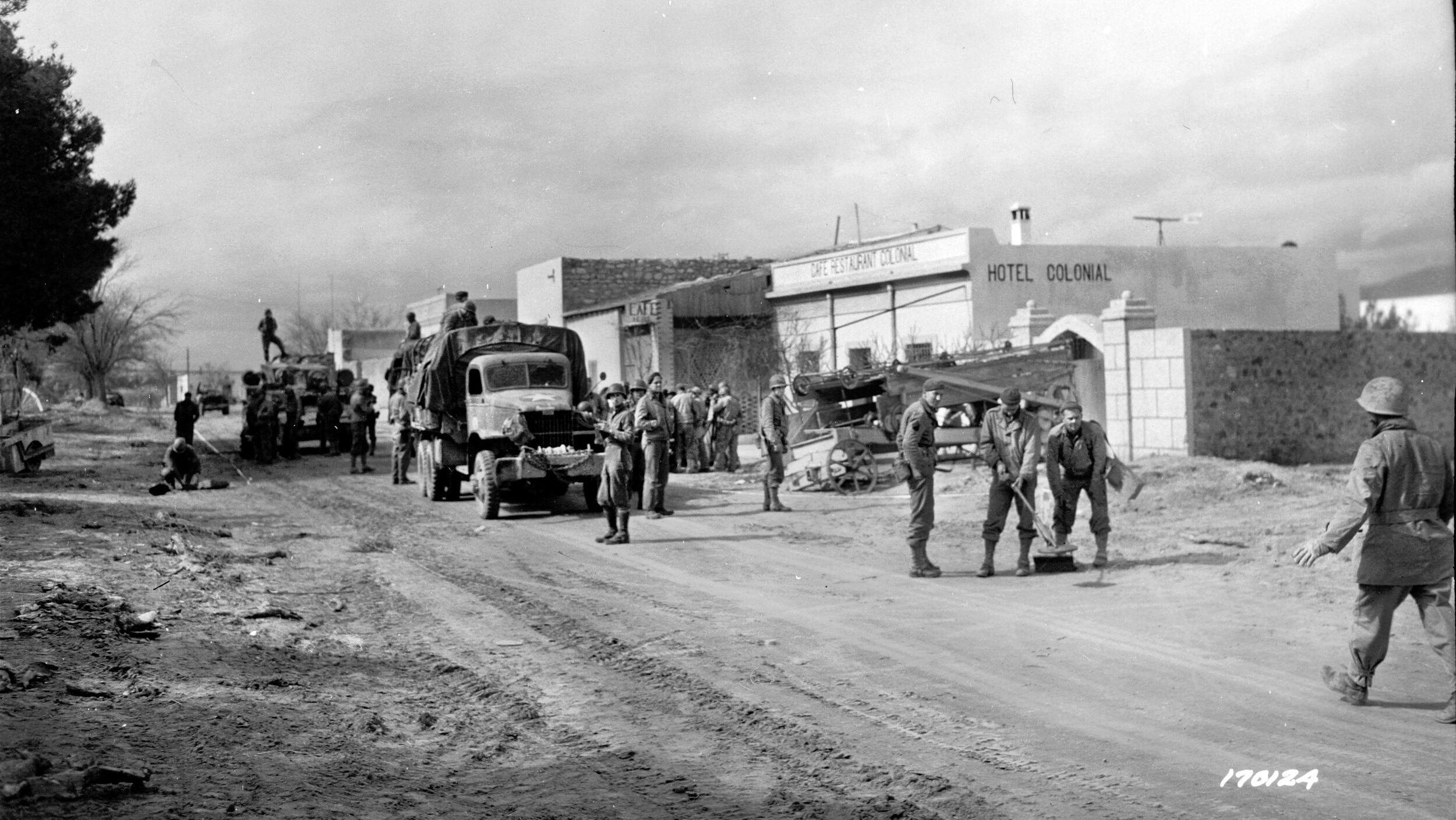 U.S. engineers clearing mines in Tunisia in the early weeks of 1943. U.S. II Corps commander Gen. Lloyd Fredendall pulled large numbers of engineers away from digging fortifications at the front to construct a massive underground bunker at Tebessa, 80 miles behind the lines. Fredendall tried to command his corps remotely from his Speedy Valley headquarters—known to the troops as “Lloyd’s Very Last Resort.”