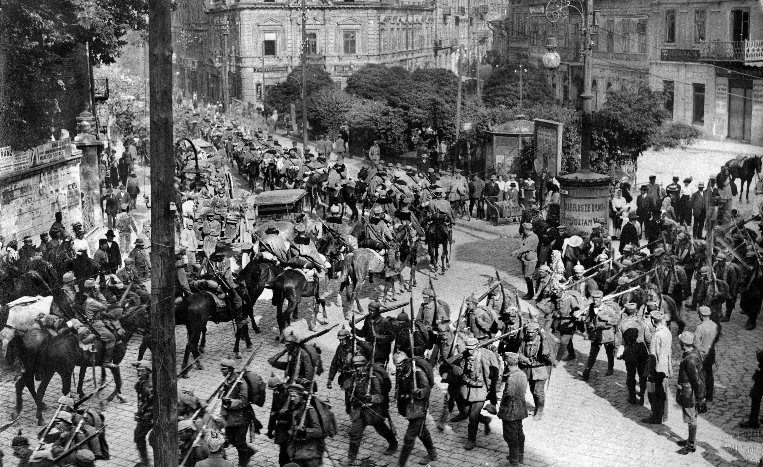 Troops from the Austro-Hungarian Empire—mainly territorial brigades of Austrian Germans, Hungarians, Romanians, Serbs, Slovaks, Czechs, Italians, Poles, and Ruthenians (Ukrainians)—move through the town of Przemyśl to man the surrounding ring fortress in 1914. With the declaration of war, the peacetime complement of around 85,000 men grew to a garrison of some 130,000 troops by the time the siege began