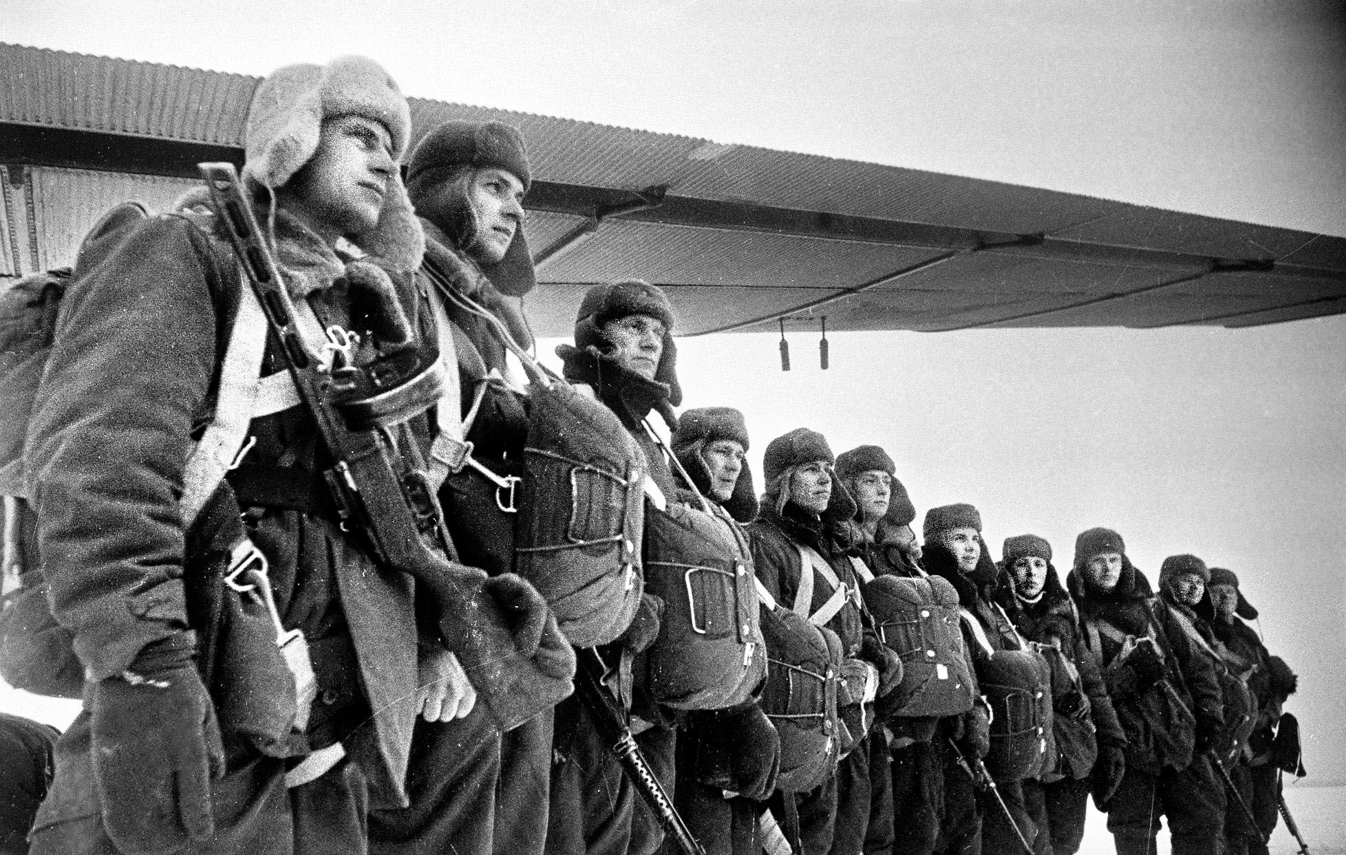 Soviet paratroopers in front of a TB-3 bomber transport. Though they had more on paper, there were only 39 PS-84 transport planes and 22 TB-3 bomber transports—and only 19 fighters—available for the January 27 jump. German aircraft attacks on planes and airfields, as well as technical difficulties, left only two TB-3s and 10 PS-84s still operational by January 31, further delaying the deployment of paratroopers.