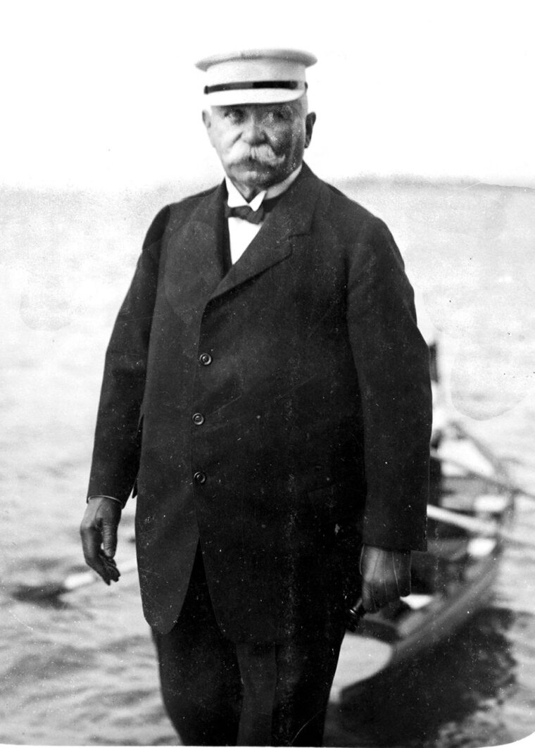 The first notable builder of rigid dirigible airships, Count Ferdinand von Zeppelin, achieved flight in 1900.