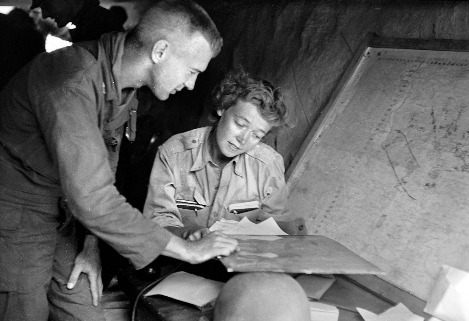 Correspondent Marguerite Higgins reviews tactical maps with Colonel John “Mike” Michaelis in Korea in 1950. Reporting for the New York Herald Tribune, Higgins—who had previously covered the liberation of Dachau in 1945—was one of the few female journalists operating directly on the front lines during the Korean War. In 1951, just a year after this photograph was taken, her combat coverage won the Pulitzer Prize for International Reporting—becoming the first woman to receive the award.