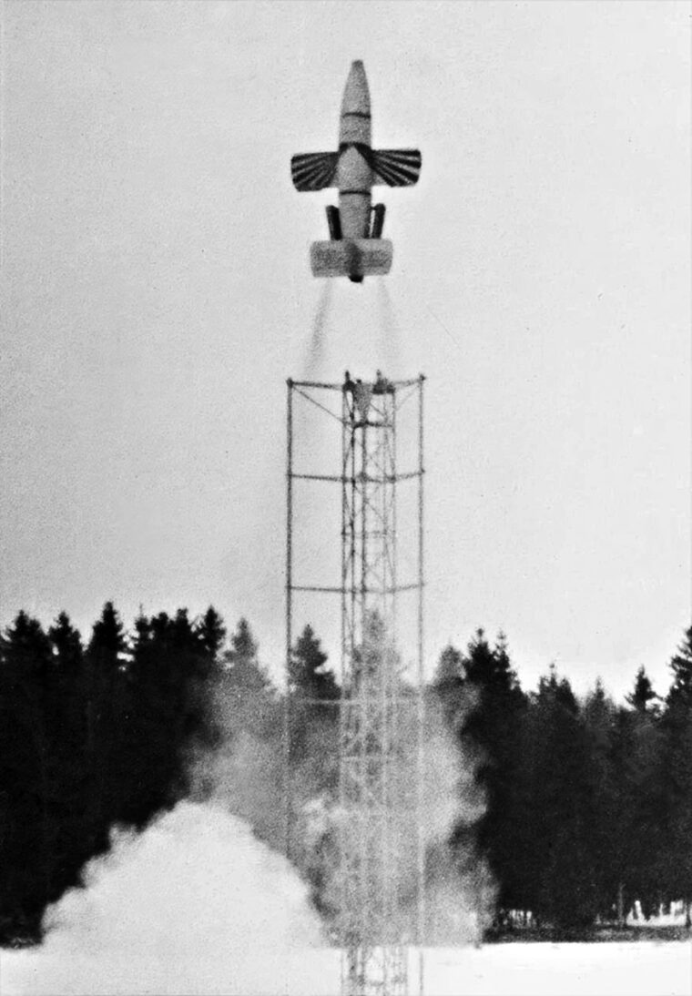An unmanned Ba 349 Natter prototype lifts off in a February 1945 flight trial. The early tests validated the autopilot needed for the Natter’s extreme initial acceleration.