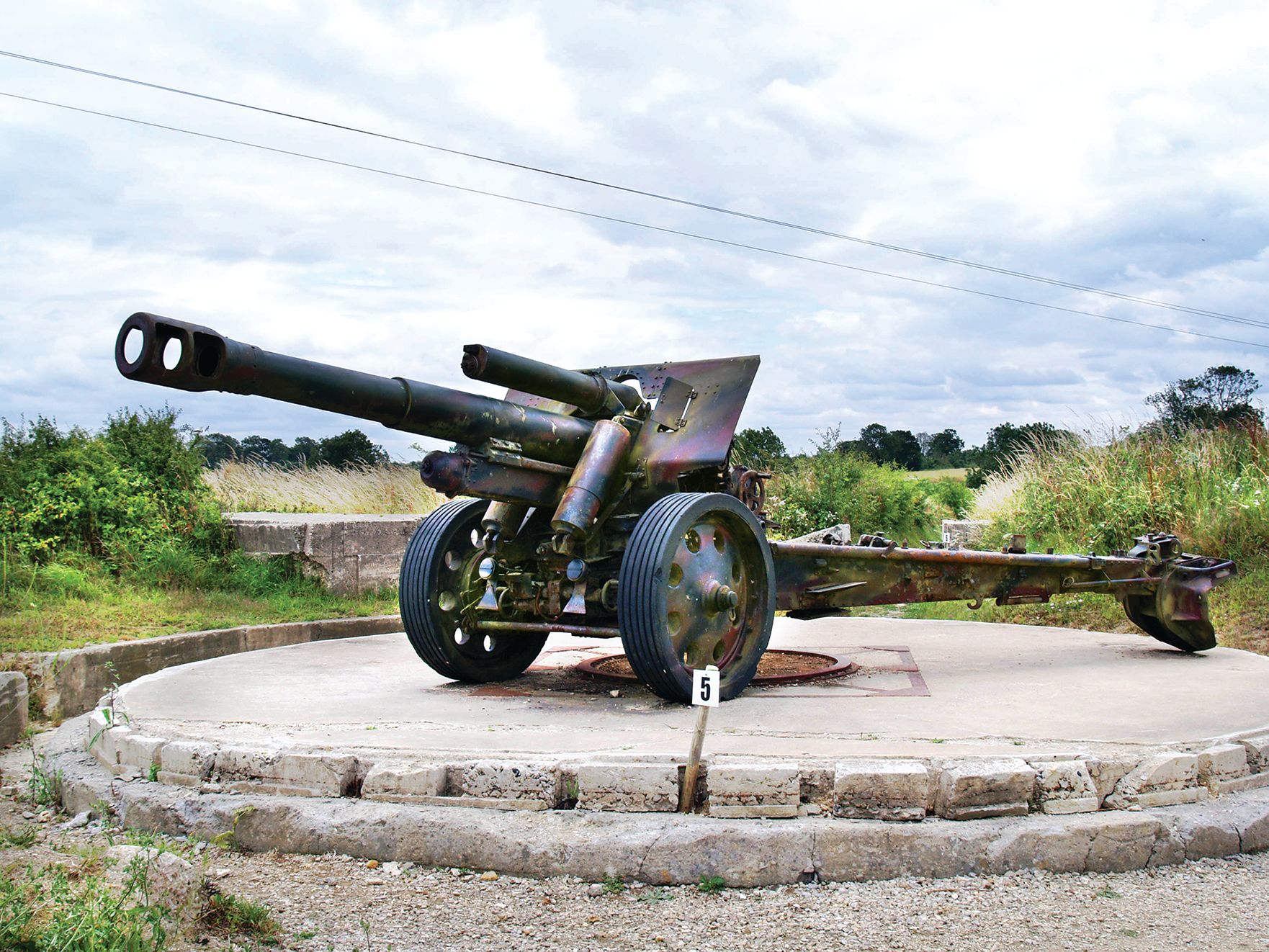 Captured Czech-designed field howitzers installed in the excavated open emplacements at Maisy during the site’s restoration in 2008. During the war, these positions housed 10-cm leFH 14/19(t) guns used by the Wehrmacht to cover the coastal sector.