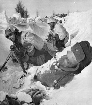Ignoring a dead Soviet soldier (foreground), two German soldiers man their frigid MG 34 machine-gun position at Demyansk. 