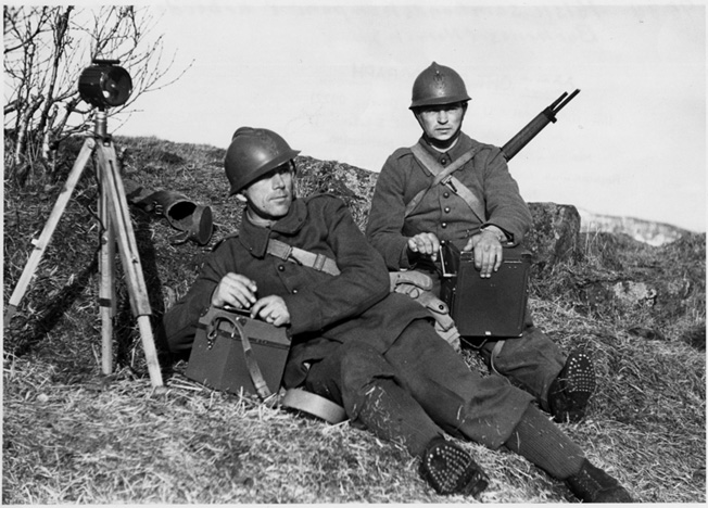 French troops man a position somewhere in Norway.  General Auchinleck was complimentary of the conduct of the French soldiers under fire but bitterly disappointed with the performance of his own men during the 1940 Norwegian campaign.
