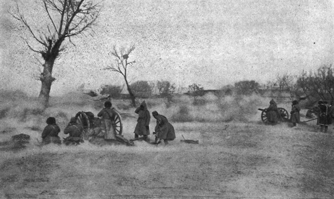 as tropas russas lutam com suas peças de campo em meio a ventos de inverno em Mukden.tropas russas lutam com suas peças de campo em meio a ventos de inverno em Mukden.