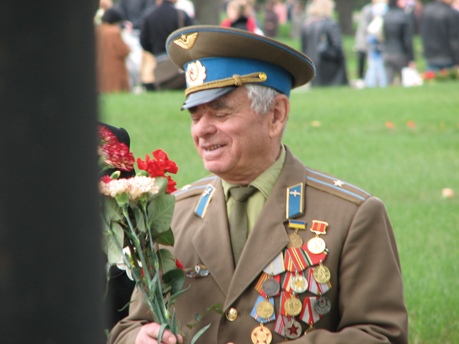 An elderly veteran of the siege of Leningrad smiles faintly during a ceremony to remember the dead of the horrific 900-day siege. This soldier wears a number of decorations, including one for “extreme bravery” exhibited during the siege.