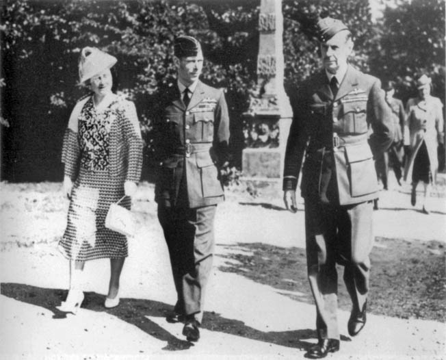 King George VI, left, and Dowding chat about the RAF’s progress during the Battle of Britain. 