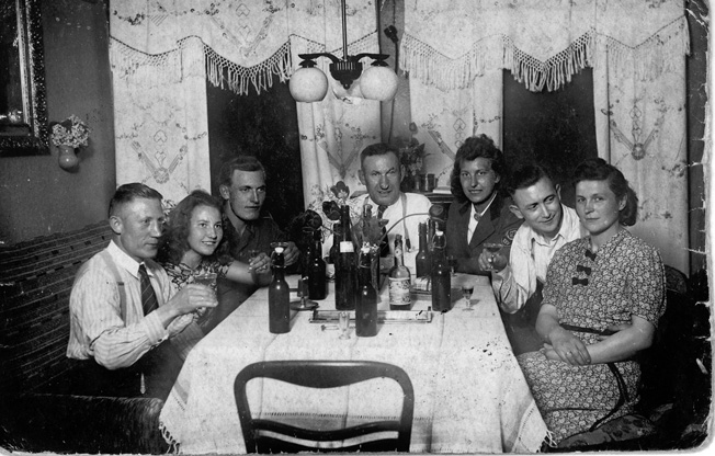 While home on leave in May 1943, Erwin and the Engler family celebrated his father’s birthday at Schöneck, the present-day Polish town of Skarszewy. Left to right: Paul Engler (Erwin’s uncle), Hilli Falk (cousin), Erwin, Emil Engler (father), Traute Engler (sister), and two family friends.