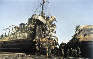 Second World War: Western Front/ Offensive in the West, May/June 1940. Embarkation of the British expedition force in Dunkirk, after German advance, 27 May 1940.-German soldiers having a look at a British vessel, destroyed by German Stukas (dive bombers).-Photo from: "Signal", French ed., No. 8, 1940.