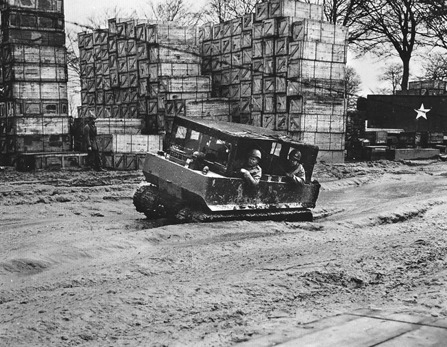 Geoffrey Pyke konstruerade fordonet som blev den amerikanska M26 vessla. Även om den var avsedd att användas i snö, fann den applikation på Frankrikes leriga vägar.