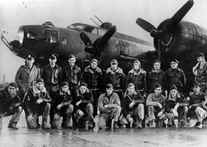Flight and ground crew of the B-17 Yaussi flew into Wilhelmshaven. In the back row, left to right, are Colonel Frank Armstrong, lead navigator Robert Salitrnick, and lead bombardier Frank Yaussi. 